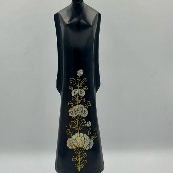 Vietnamese woman statue hand carved lacquerware with mother of Pearl inlay - Picture 4 of 9